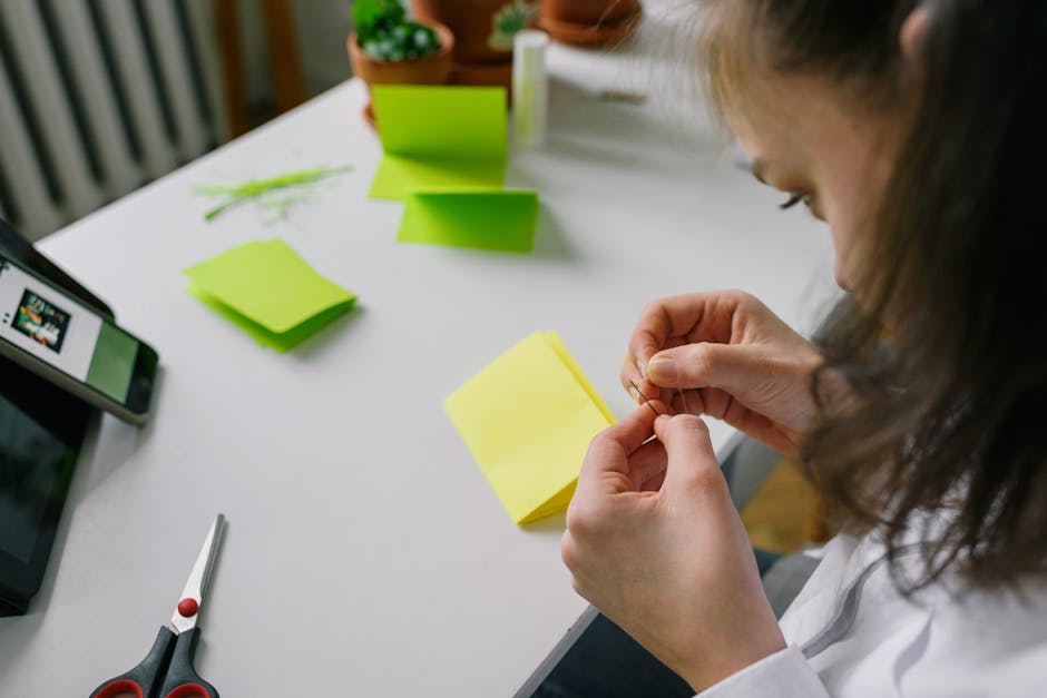 Inštruktor vysvetľuje techniku skladania origami účastníkom kurzu