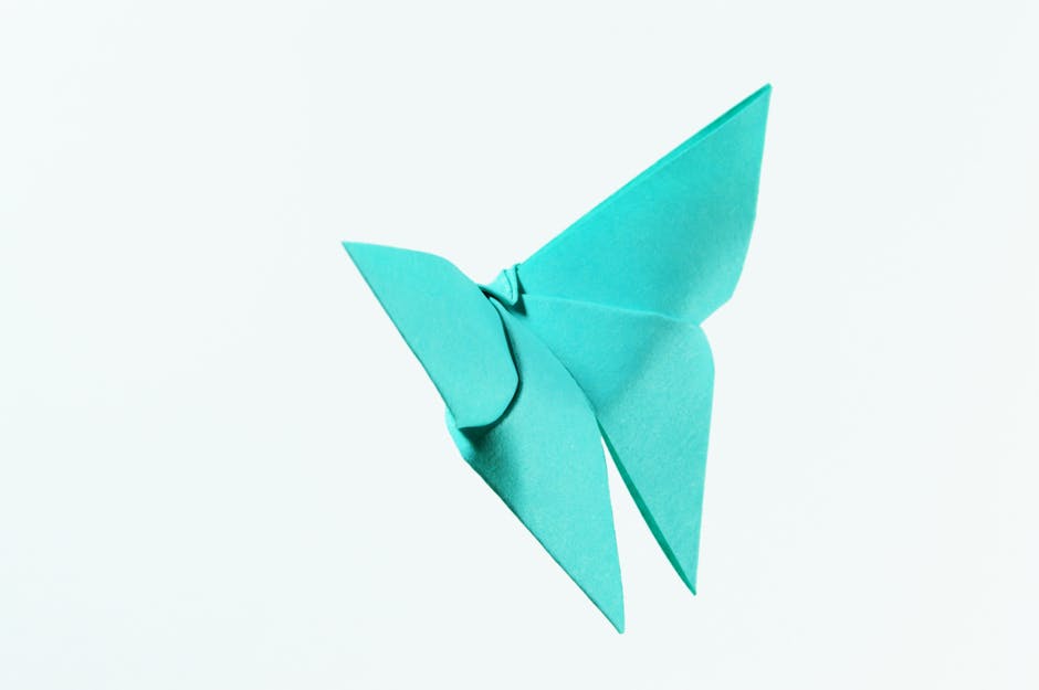 Modulárna origami guľa poskladaná z farebných papierových modulov